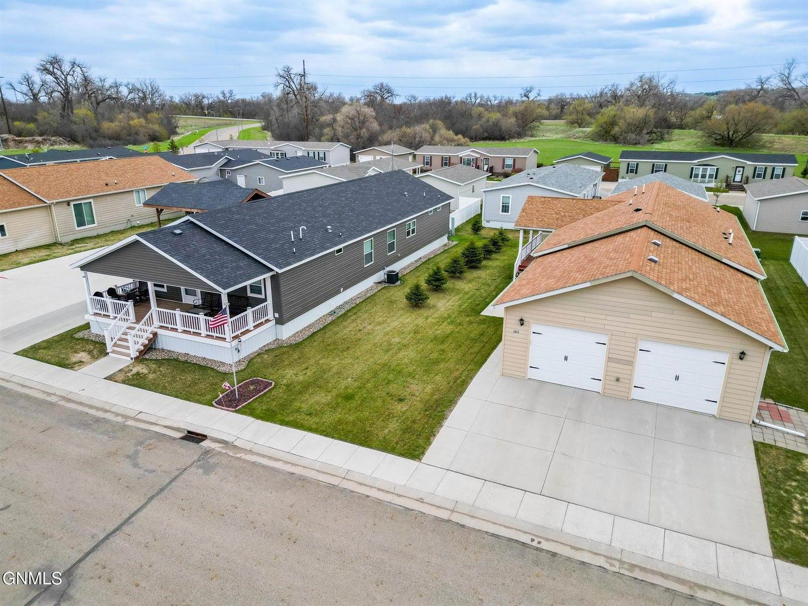 1613 Deerfield Road SE, Mandan, ND 58554