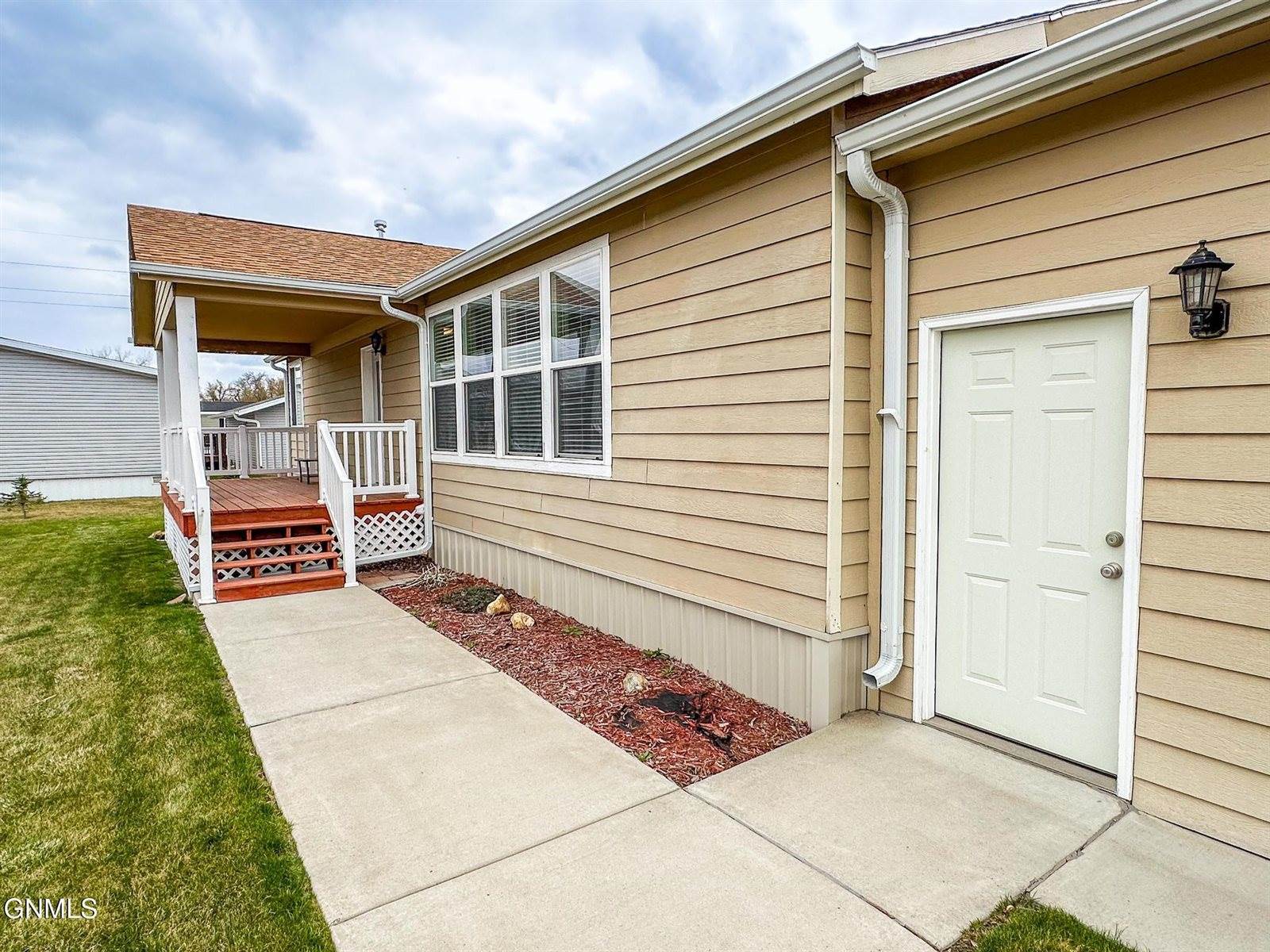 1613 Deerfield Road SE, Mandan, ND 58554