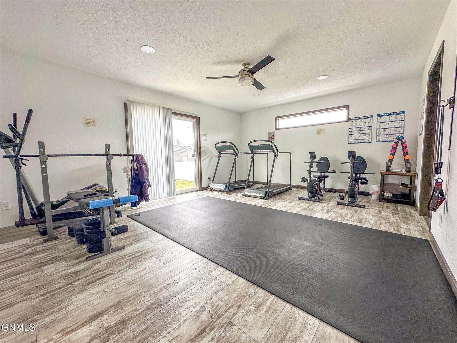 1613 Deerfield Road SE, Mandan, ND 58554