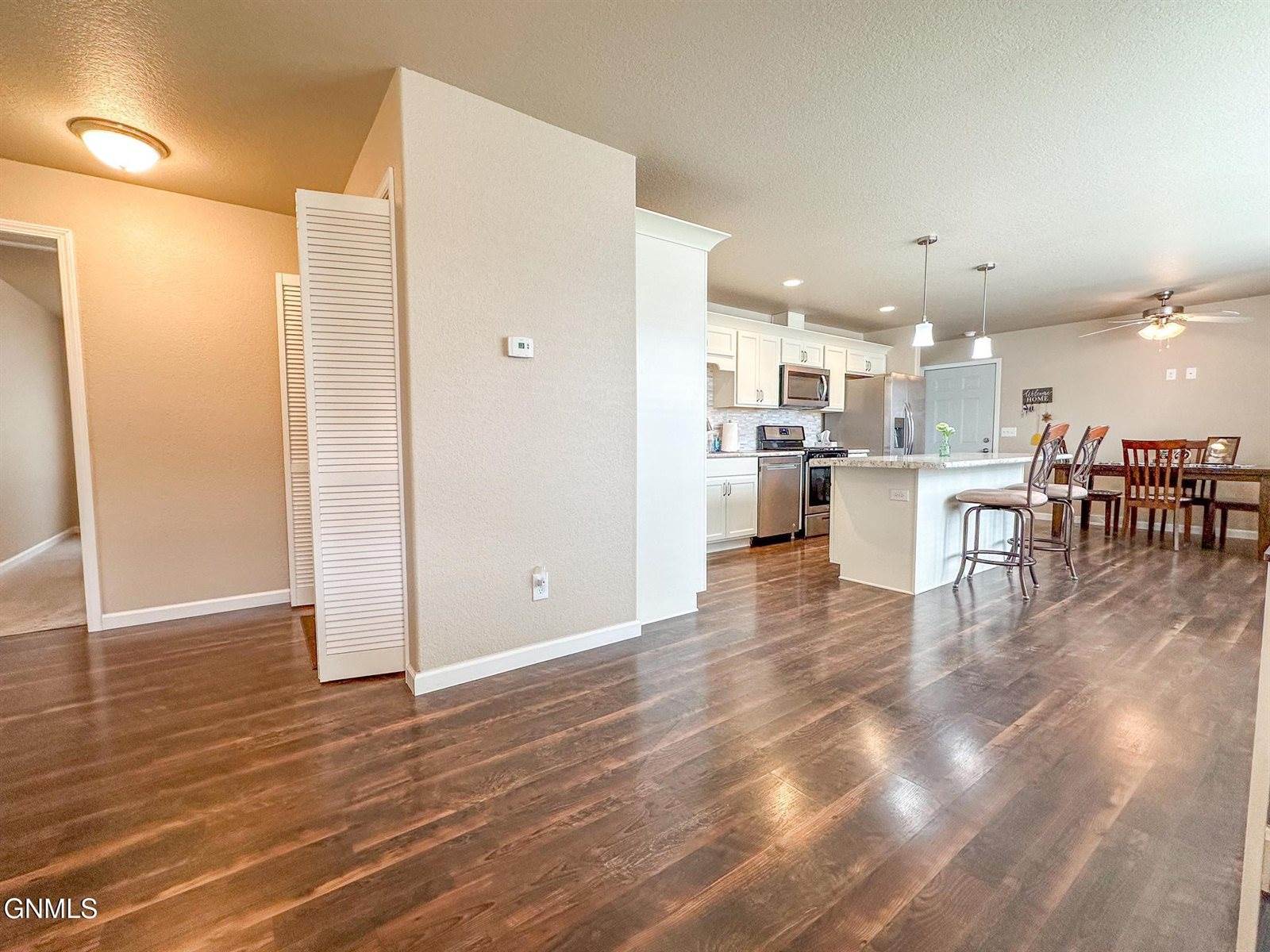 1613 Deerfield Road SE, Mandan, ND 58554