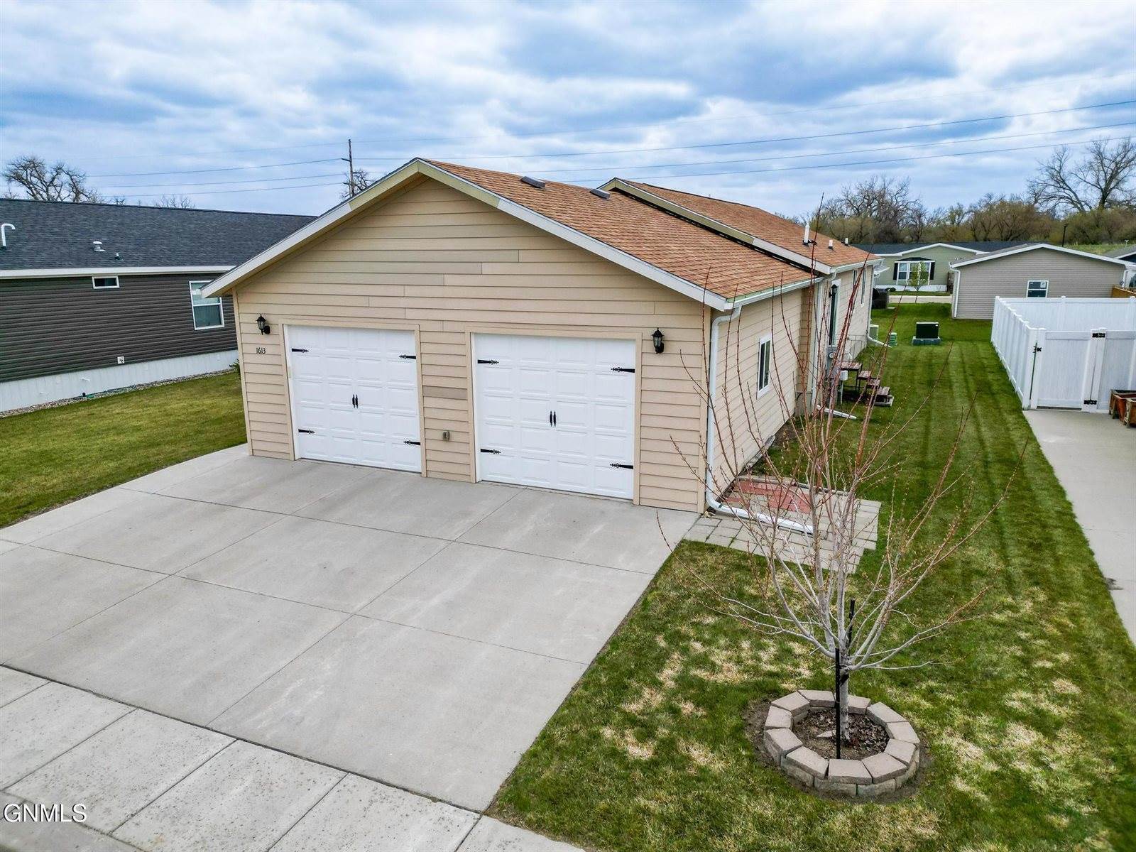 1613 Deerfield Road SE, Mandan, ND 58554
