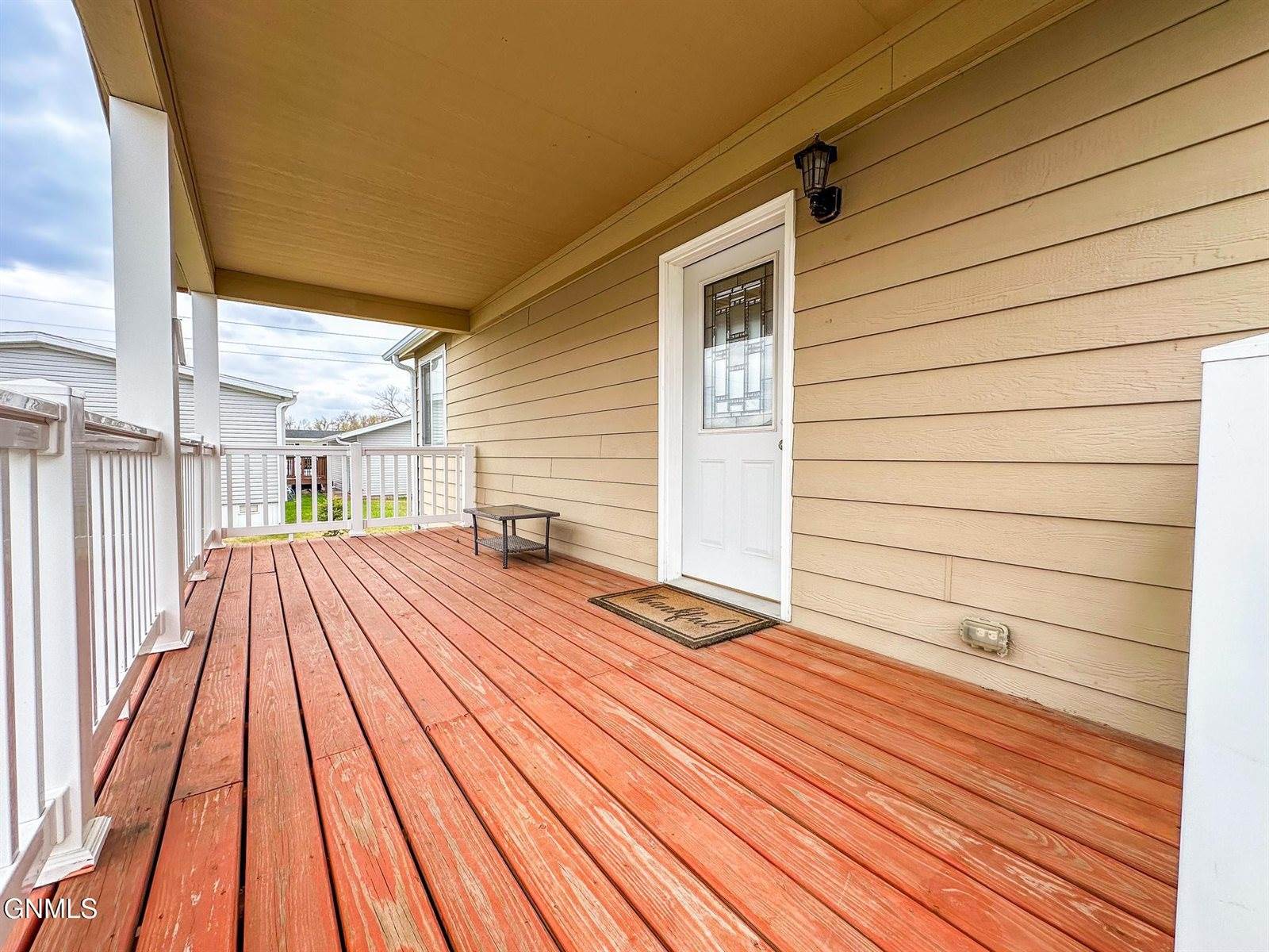 1613 Deerfield Road SE, Mandan, ND 58554