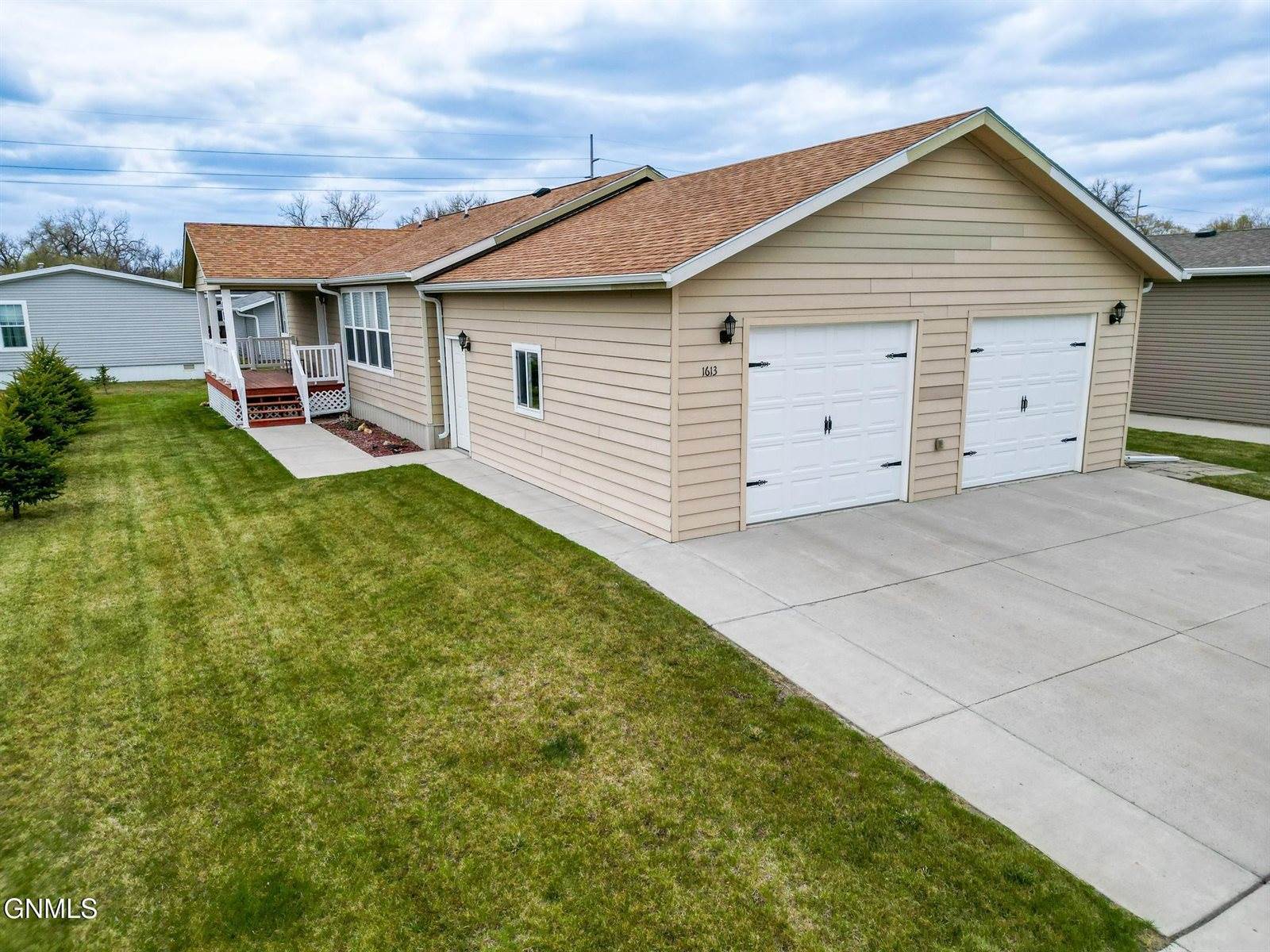 1613 Deerfield Road SE, Mandan, ND 58554