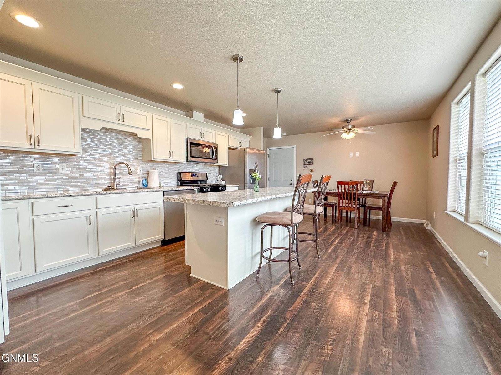 1613 Deerfield Road SE, Mandan, ND 58554