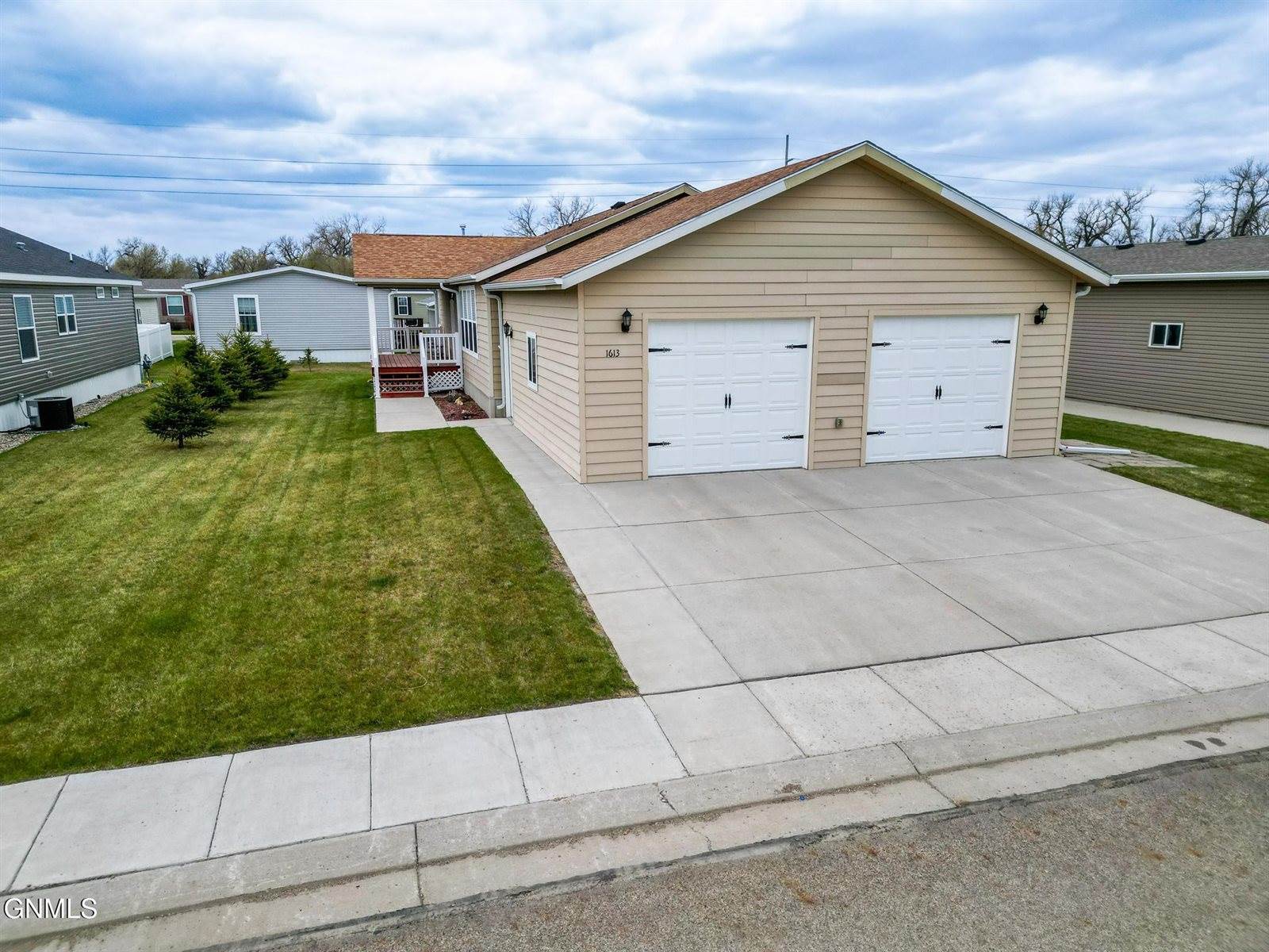 1613 Deerfield Road SE, Mandan, ND 58554