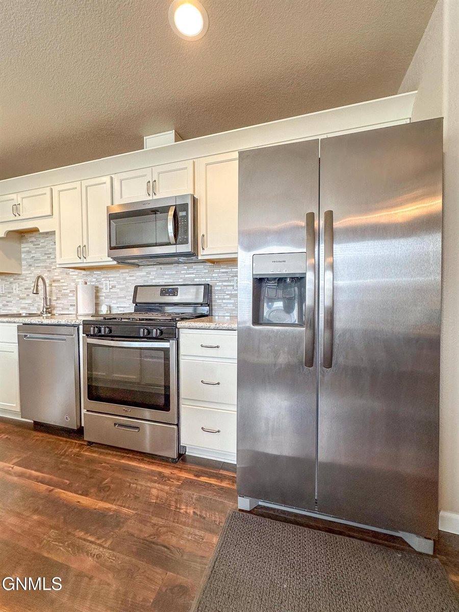 1613 Deerfield Road SE, Mandan, ND 58554