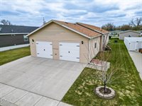 1613 Deerfield Road SE, Mandan, ND 58554