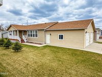 1613 Deerfield Road SE, Mandan, ND 58554