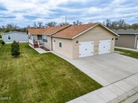 1613 Deerfield Road SE, Mandan, ND 58554