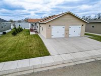 1613 Deerfield Road SE, Mandan, ND 58554