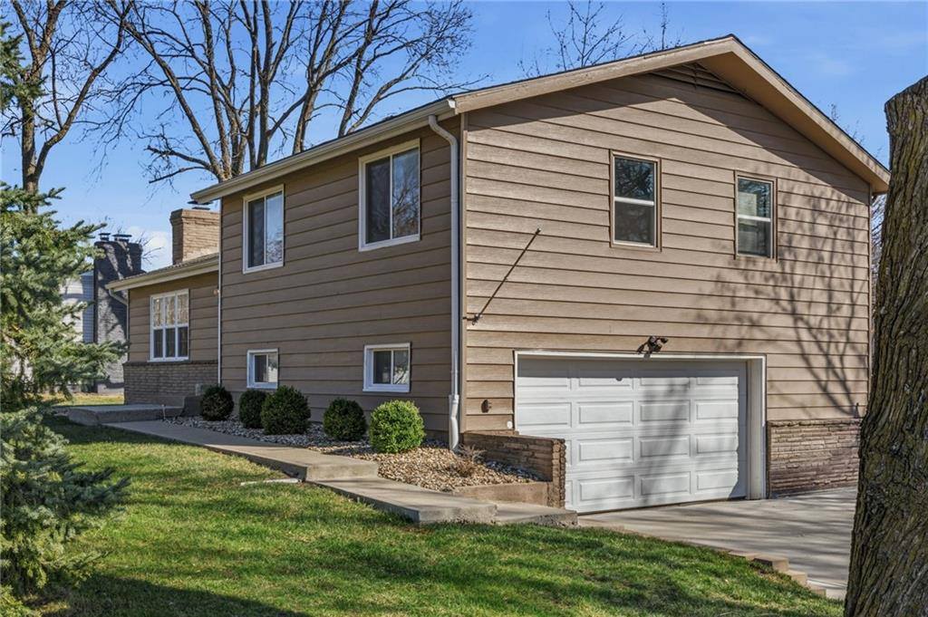 13621 West 90th Place, Lenexa, KS 66206
