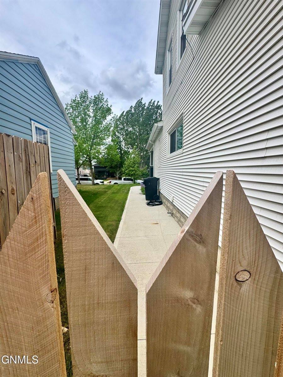 814 1st Avenue East, Williston, ND 58801