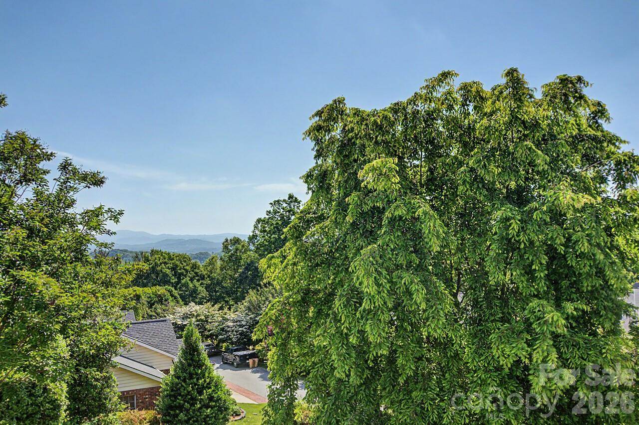 606 Carriage Commons Drive, Hendersonville, NC 28791