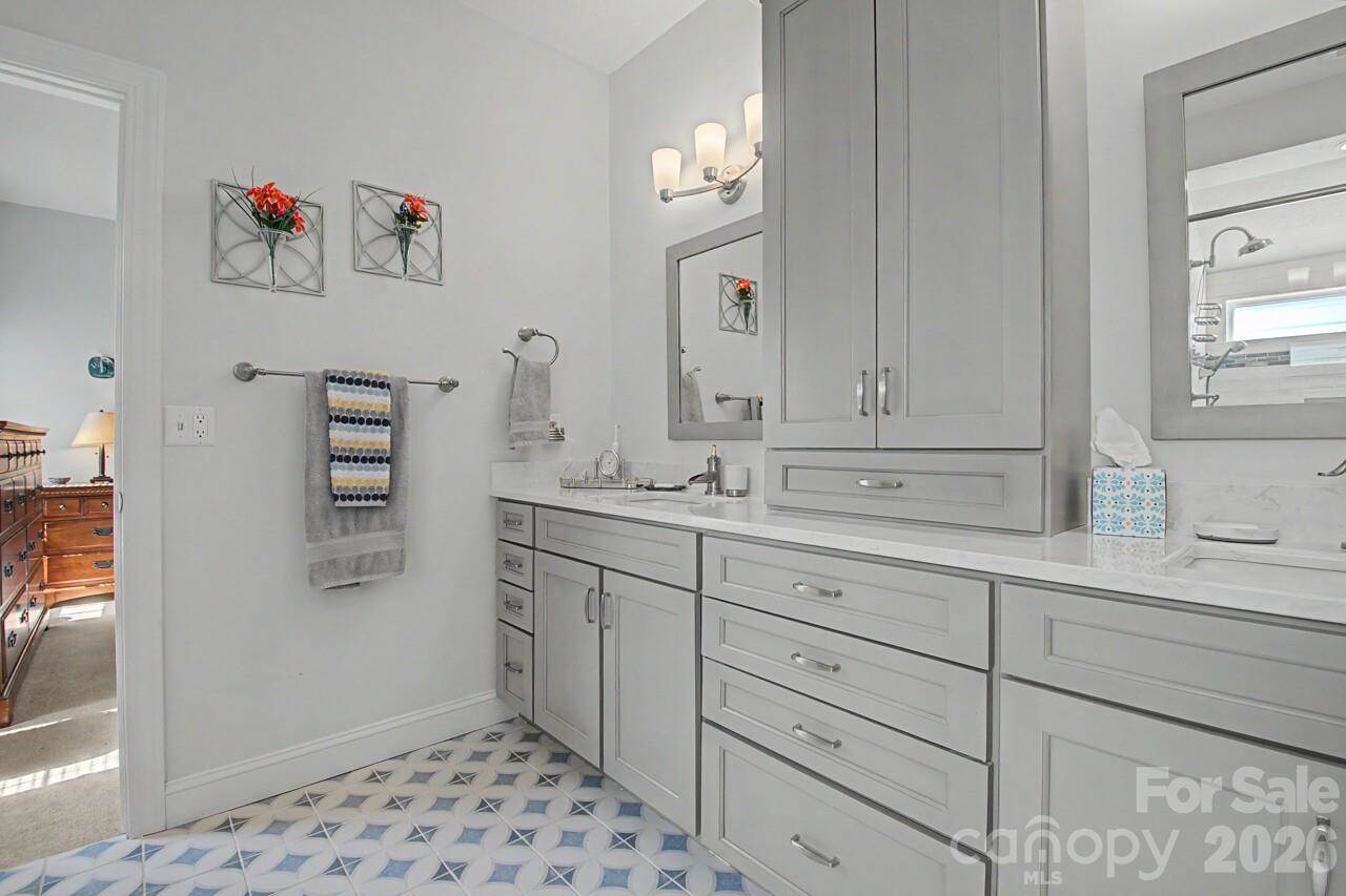 606 Carriage Commons Drive, Hendersonville, NC 28791
