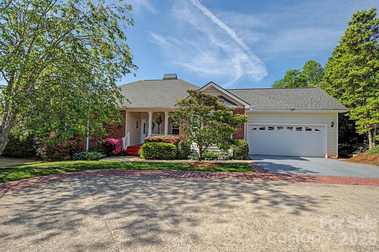 606 Carriage Commons Drive, Hendersonville, NC 28791