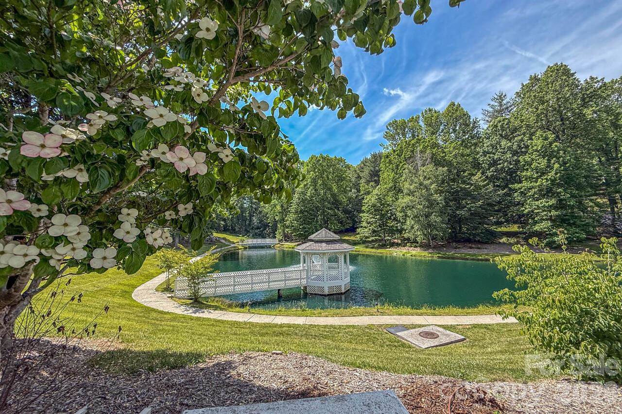 606 Carriage Commons Drive, Hendersonville, NC 28791
