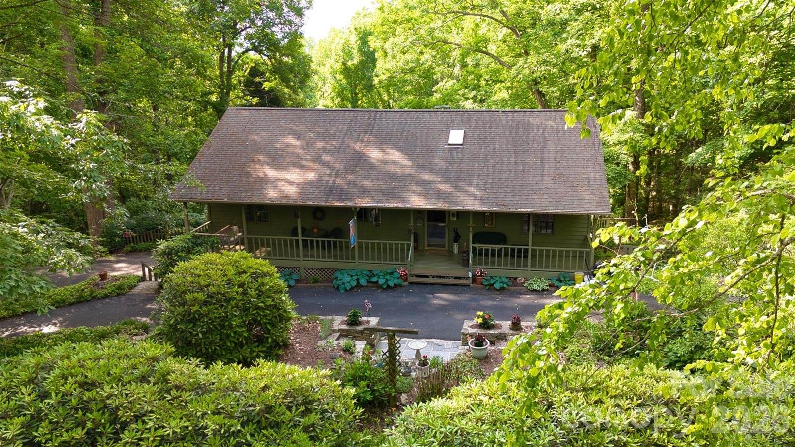 383 Ravenwood Lane, Horse Shoe, NC 28742