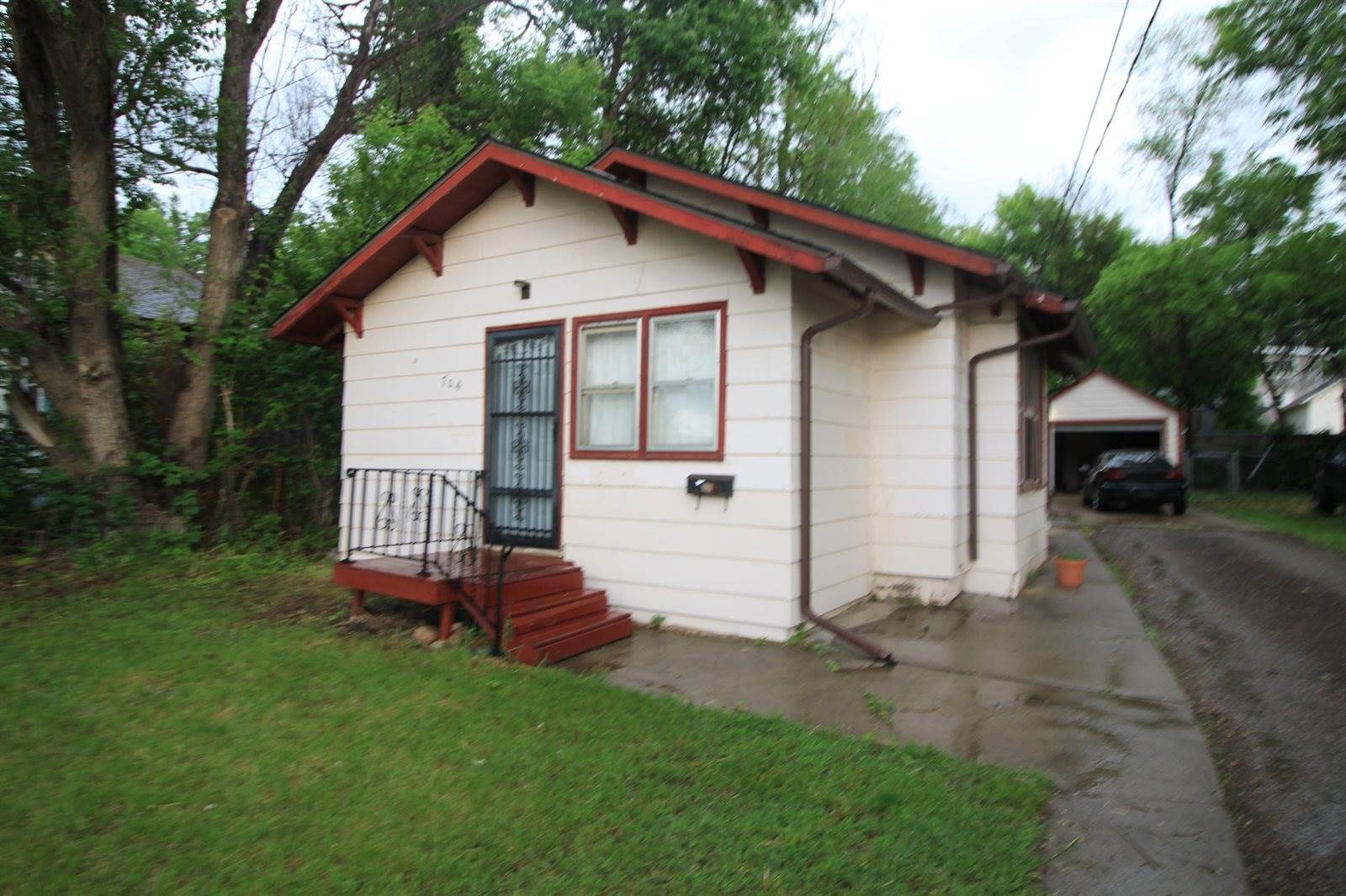 704 11th Ave NW, Minot, ND 58703