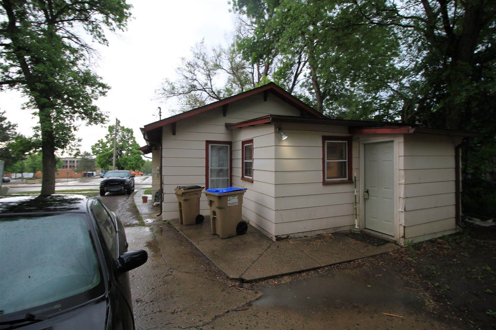 704 11th Ave NW, Minot, ND 58703