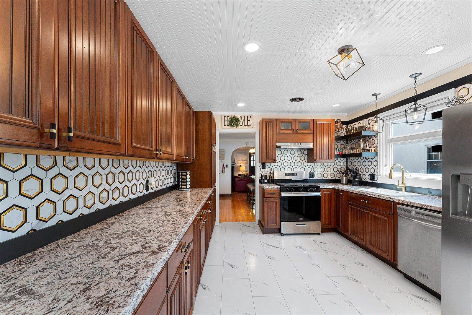 889 Dousman Street, Green Bay, WI 54303