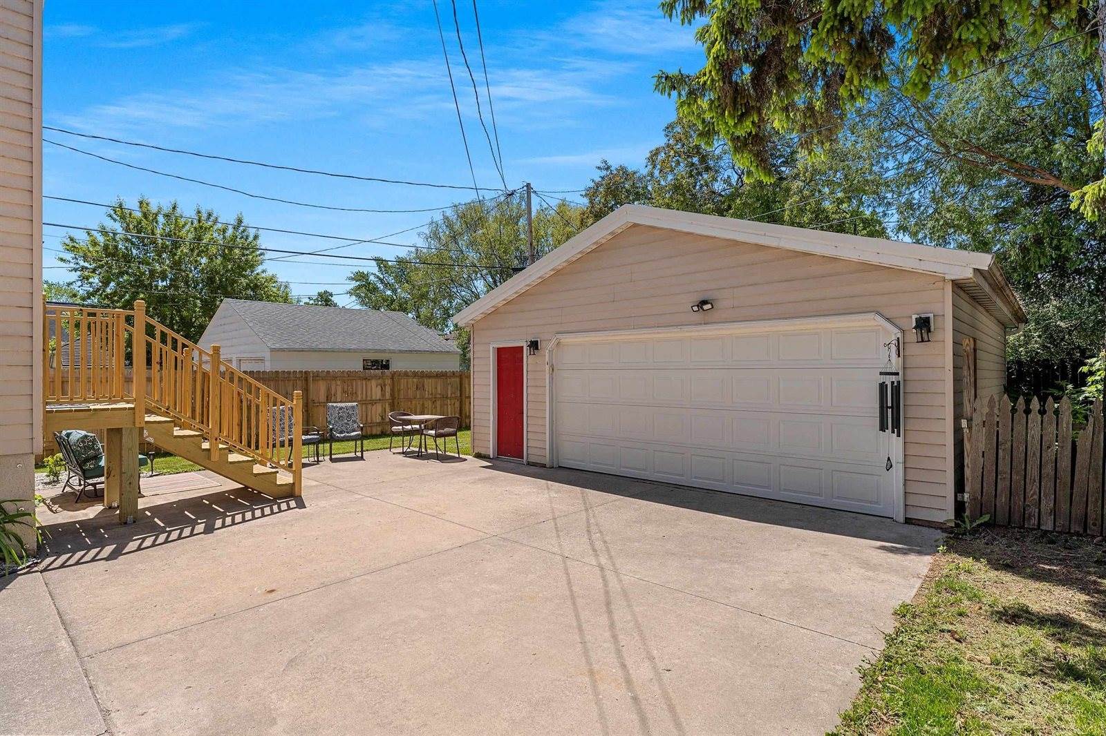 889 Dousman Street, Green Bay, WI 54303