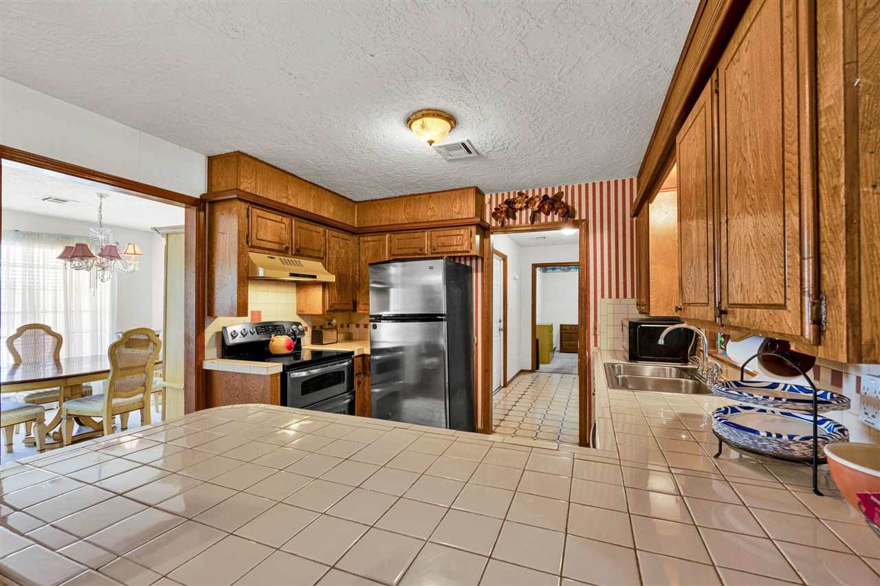 2501 NW Robinhood Dr, Lawton, OK 73505
