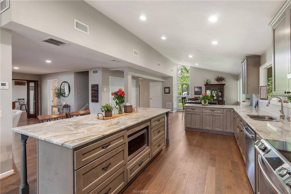 2120 Carter Lake Drive, College Station, TX 77845