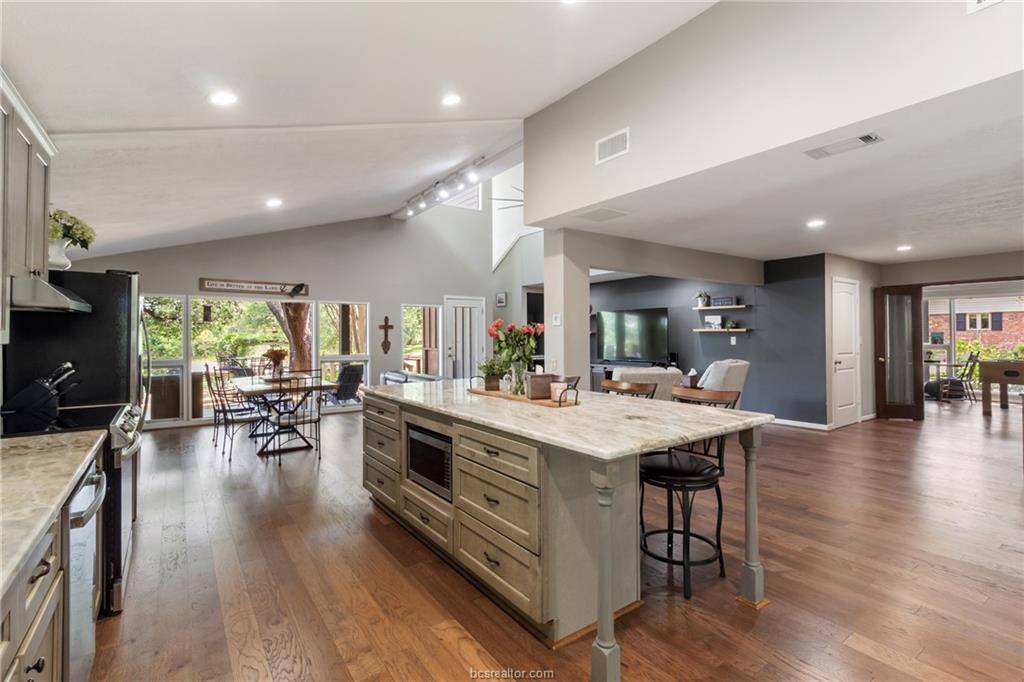 2120 Carter Lake Drive, College Station, TX 77845