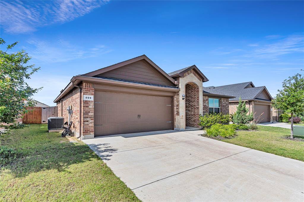 409 Foxhunter Street, Fort Worth, TX 76131