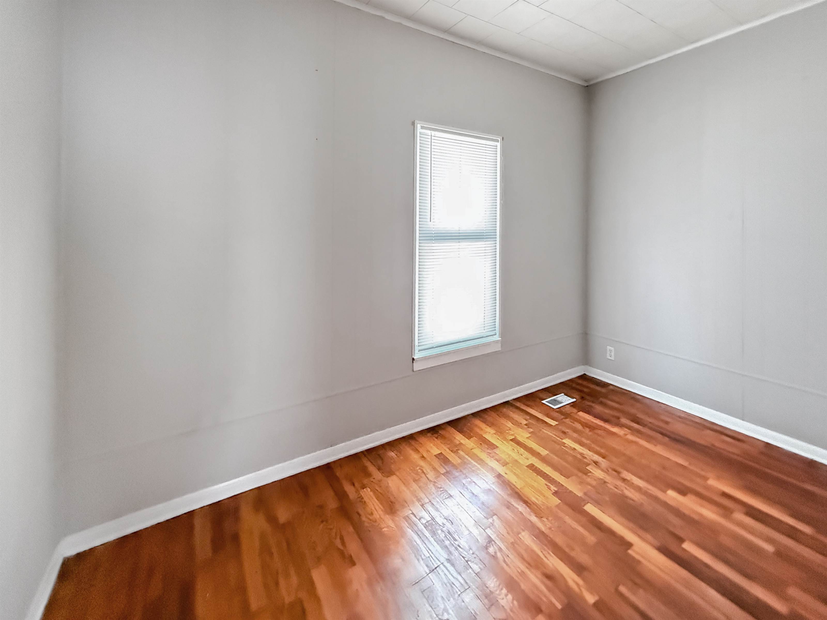 120 Blakely Ave, Terre Haute, IN 47803
