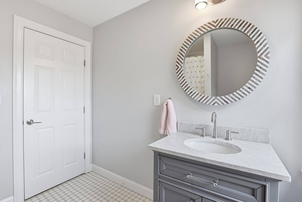 7 Howe St, Hingham, MA 02043