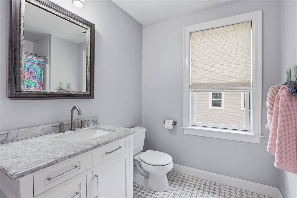 7 Howe St, Hingham, MA 02043