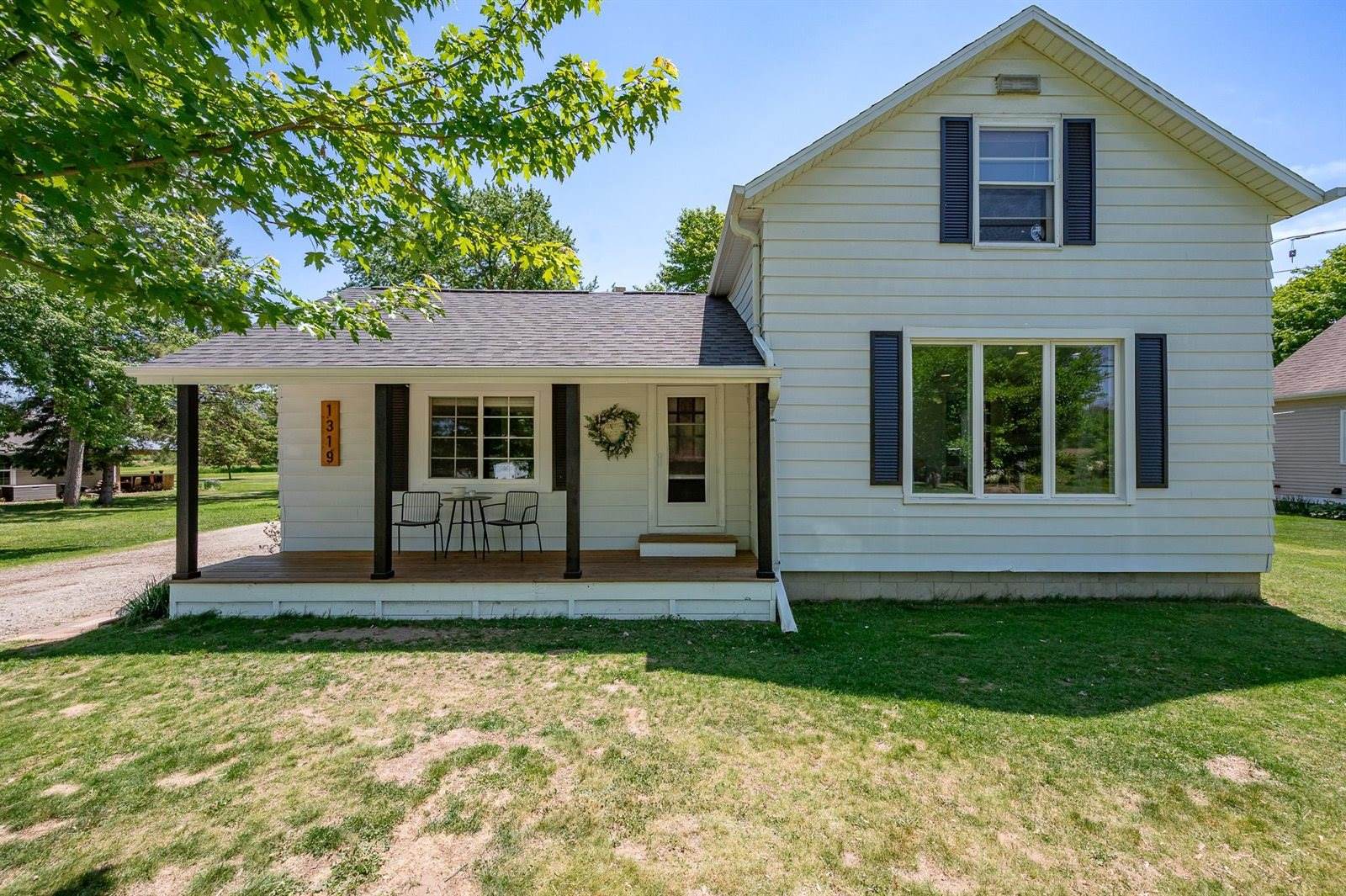 1319 Riverside Drive, Suamico, WI 54173