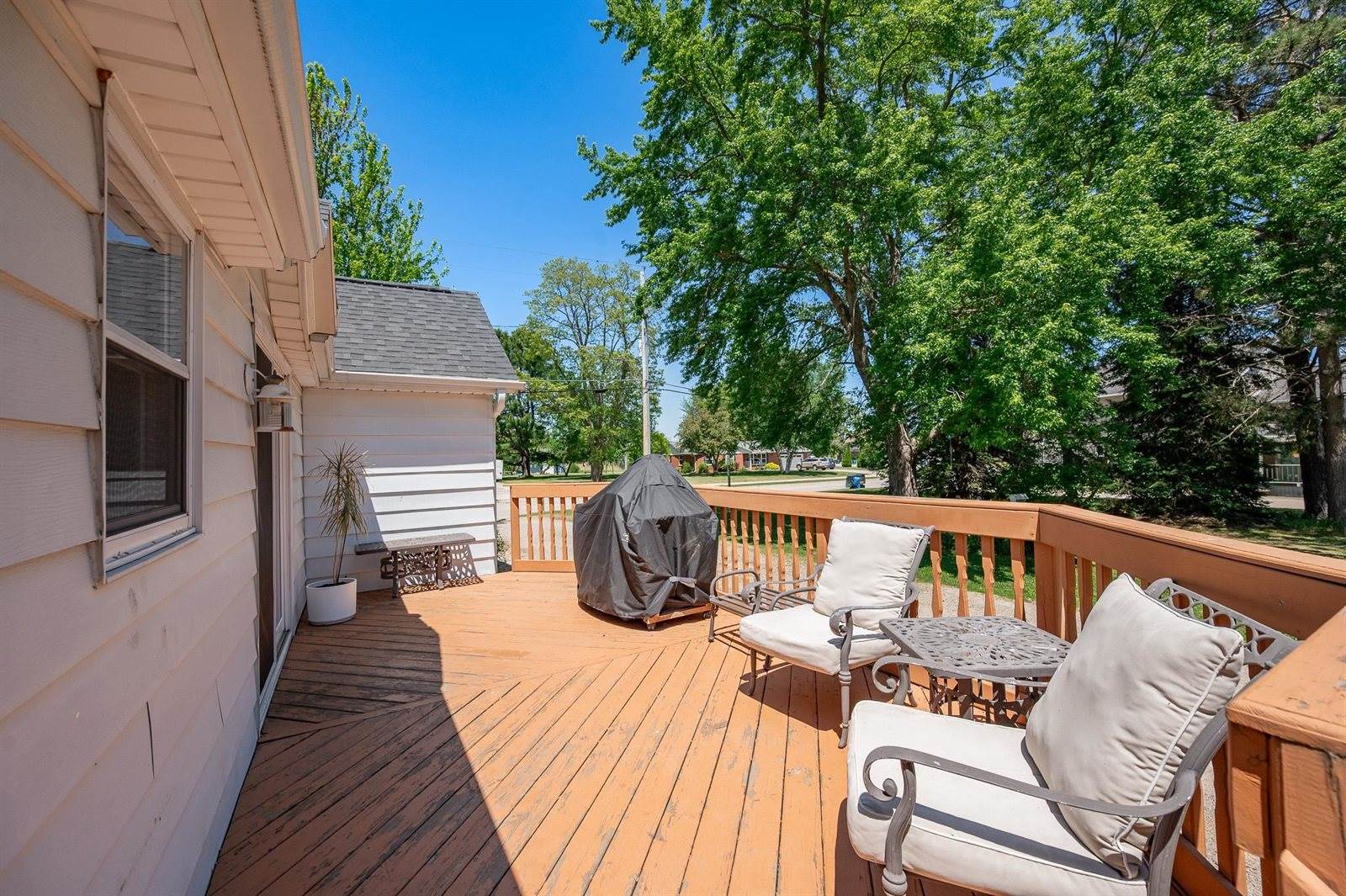 1319 Riverside Drive, Suamico, WI 54173