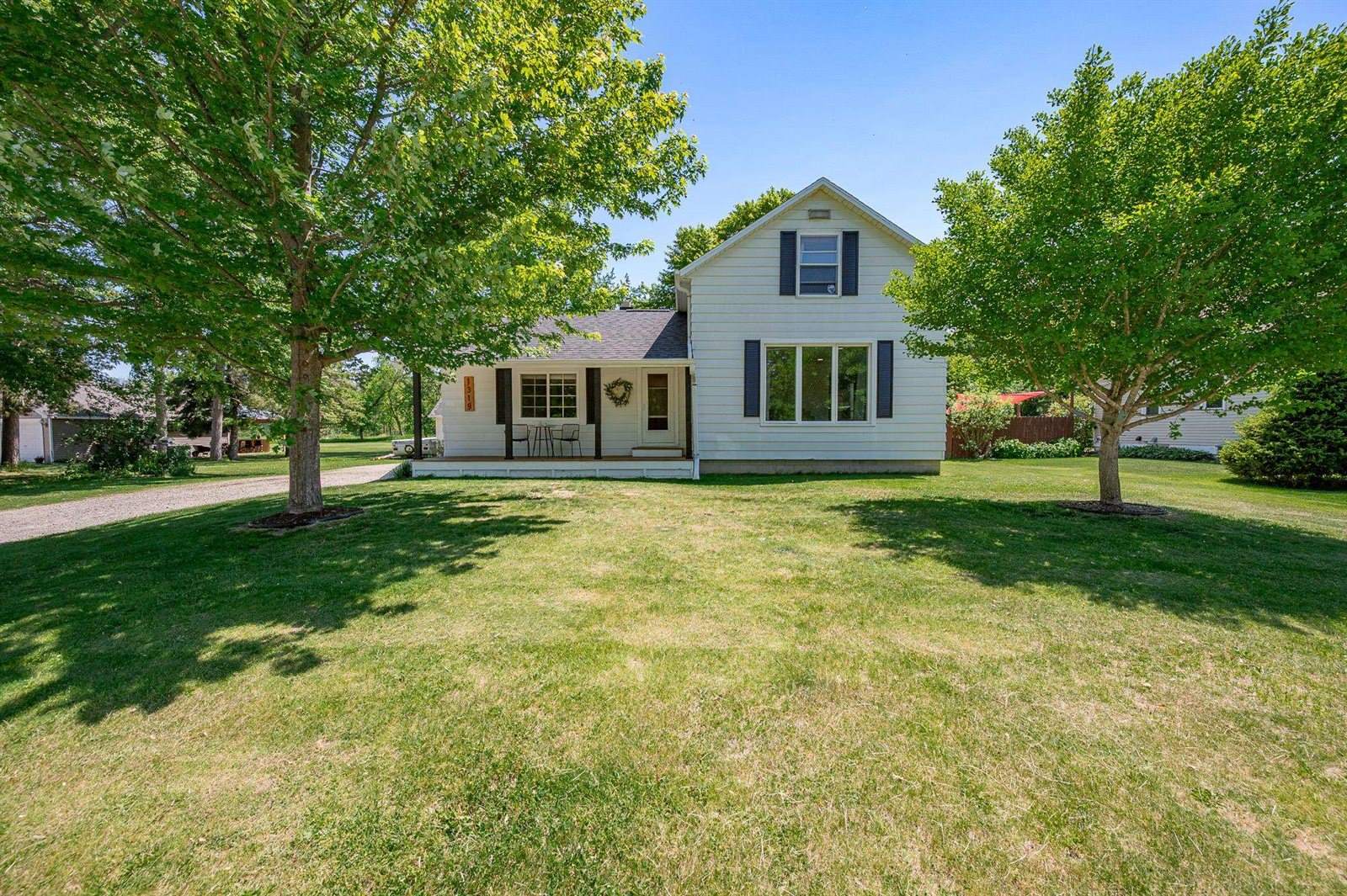 1319 Riverside Drive, Suamico, WI 54173