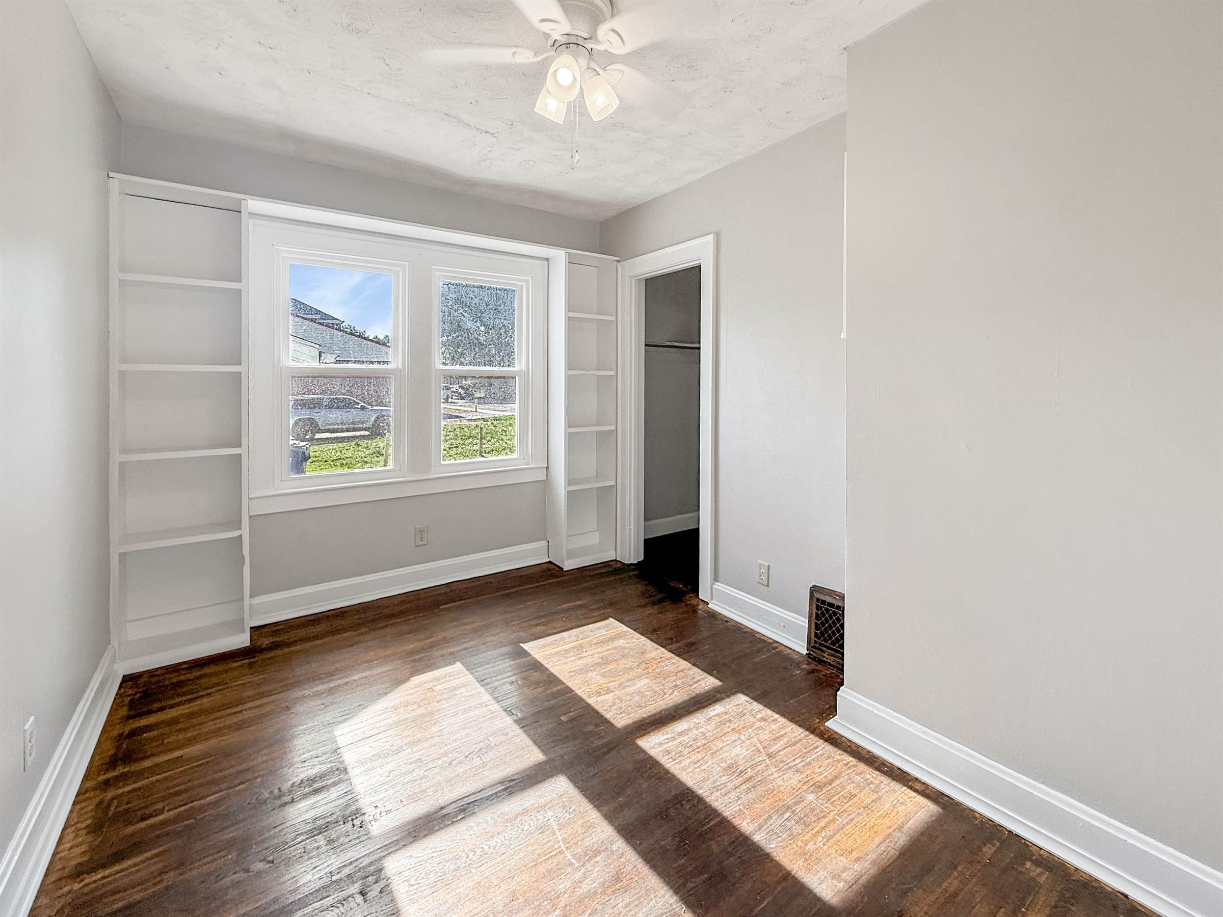 2908 College Ave, Terre Haute, IN 47803