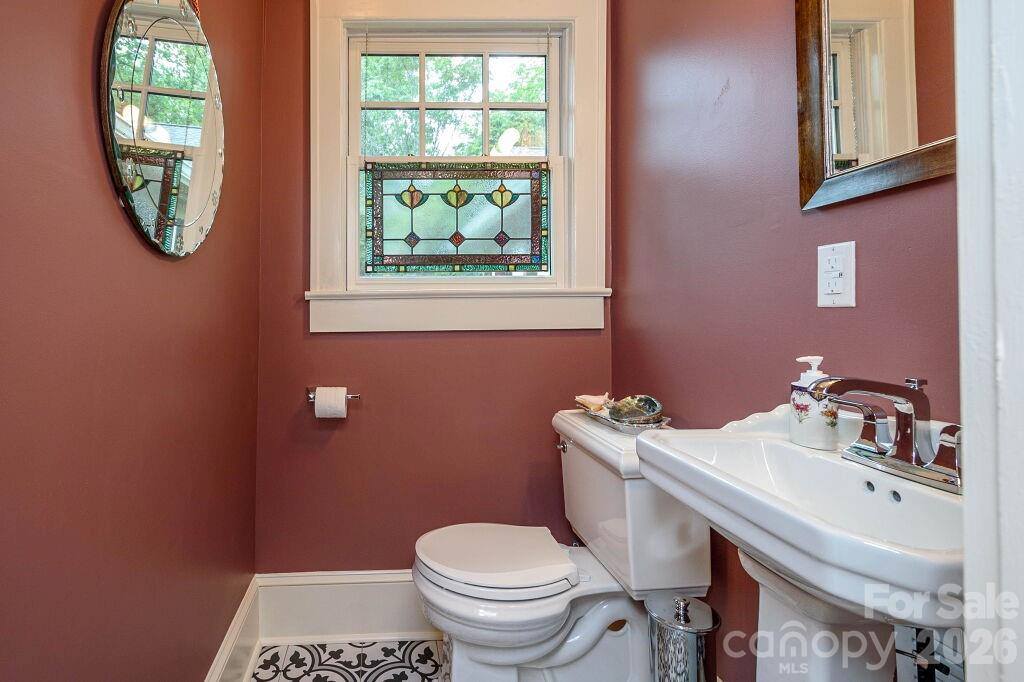 832 4th Avenue West, Hendersonville, NC 28739