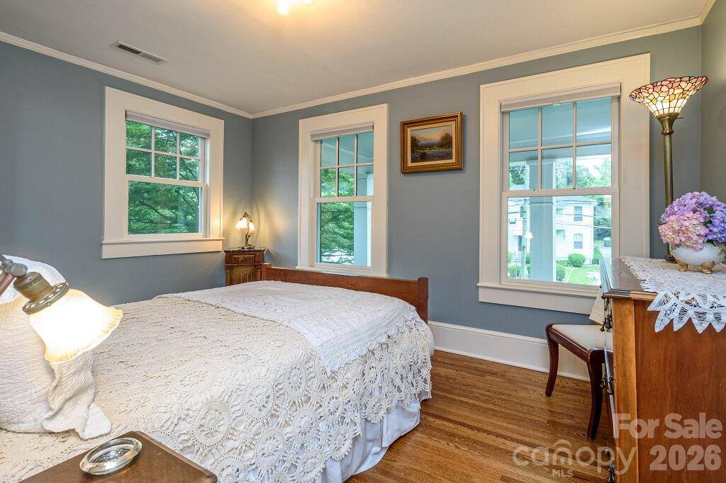 832 4th Avenue West, Hendersonville, NC 28739