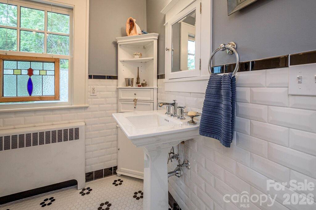 832 4th Avenue West, Hendersonville, NC 28739