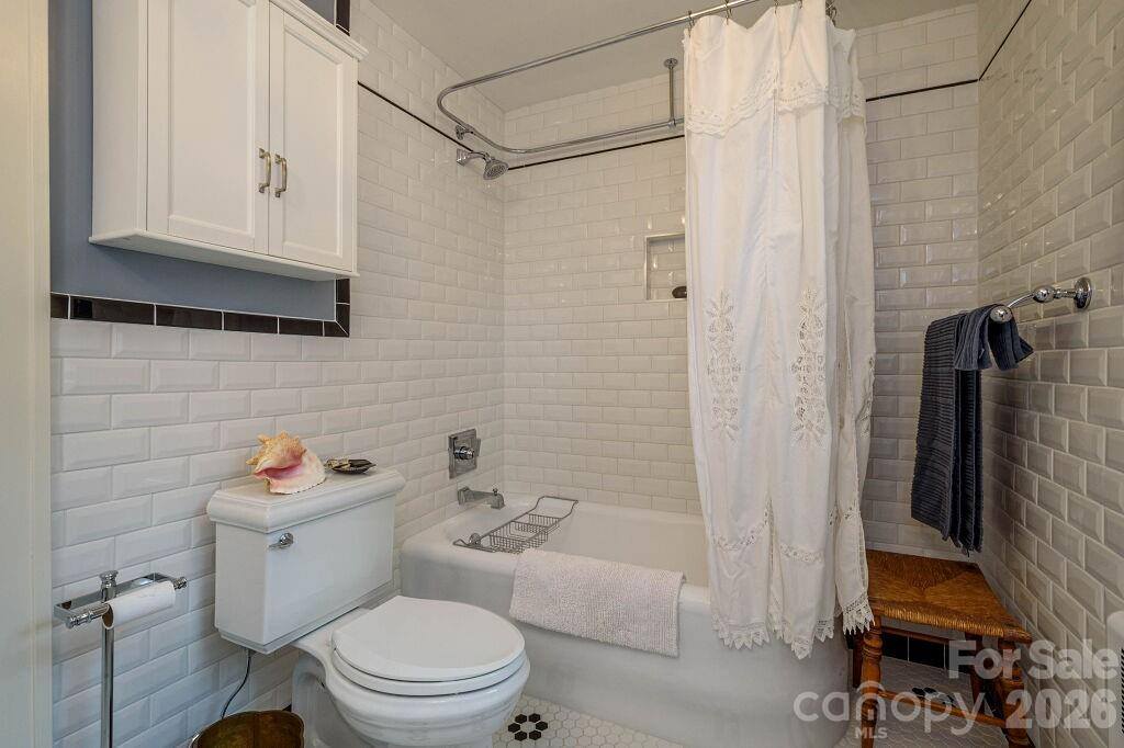 832 4th Avenue West, Hendersonville, NC 28739