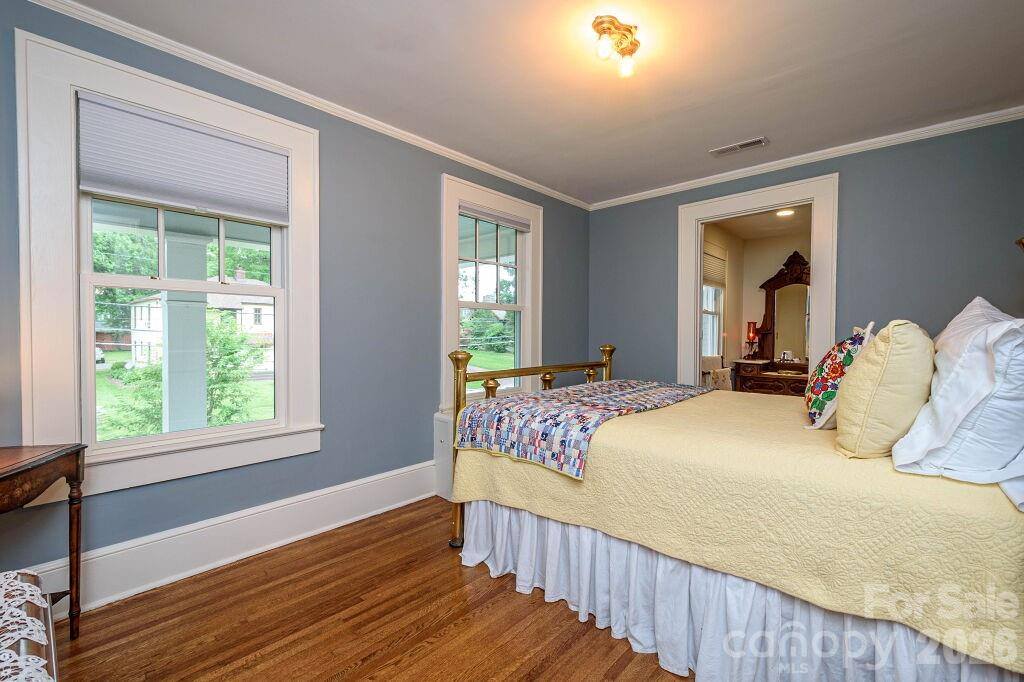 832 4th Avenue West, Hendersonville, NC 28739