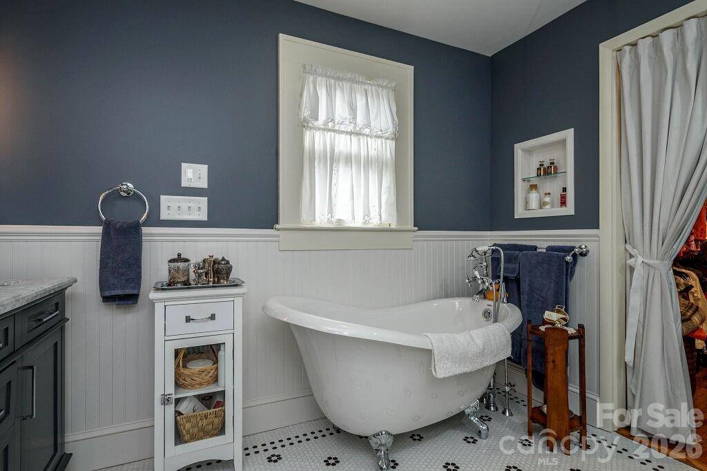 832 4th Avenue West, Hendersonville, NC 28739