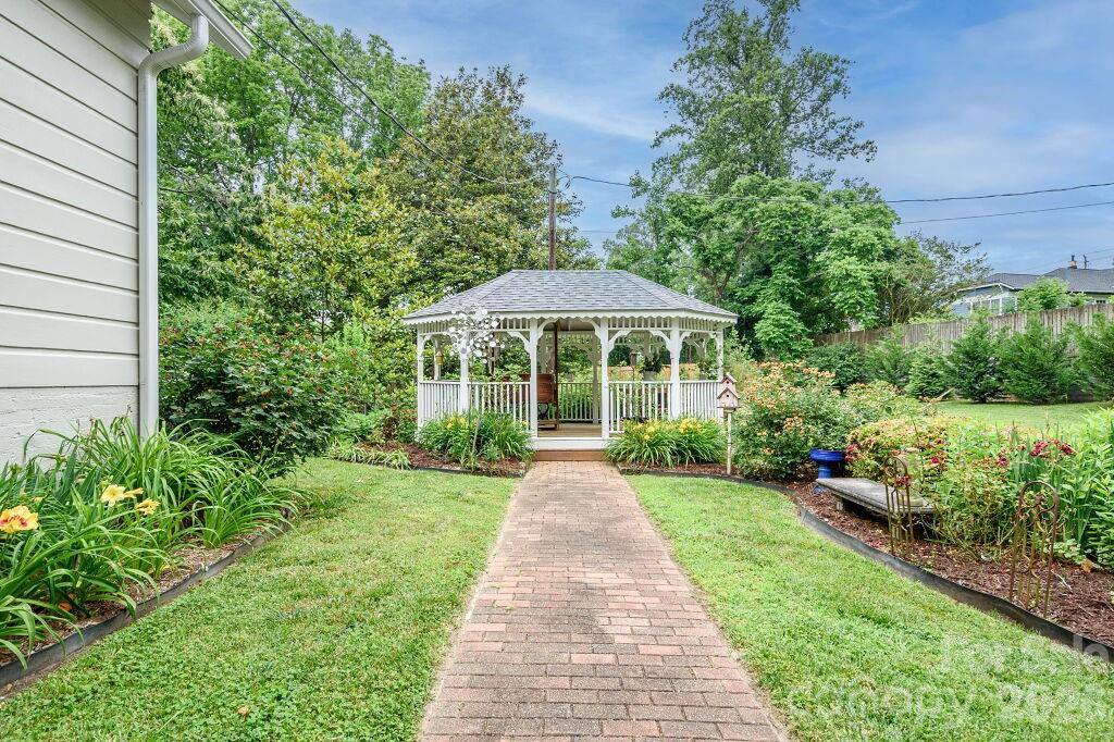 832 4th Avenue West, Hendersonville, NC 28739