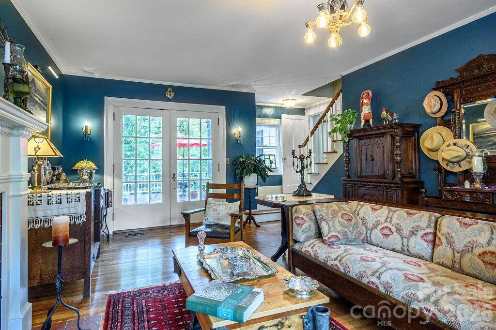 832 4th Avenue West, Hendersonville, NC 28739