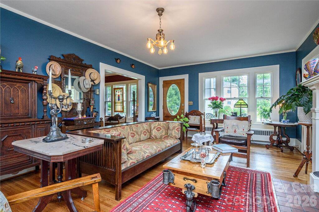 832 4th Avenue West, Hendersonville, NC 28739