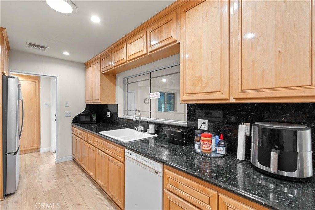 9755 Noble Ave, North Hills, CA 91343