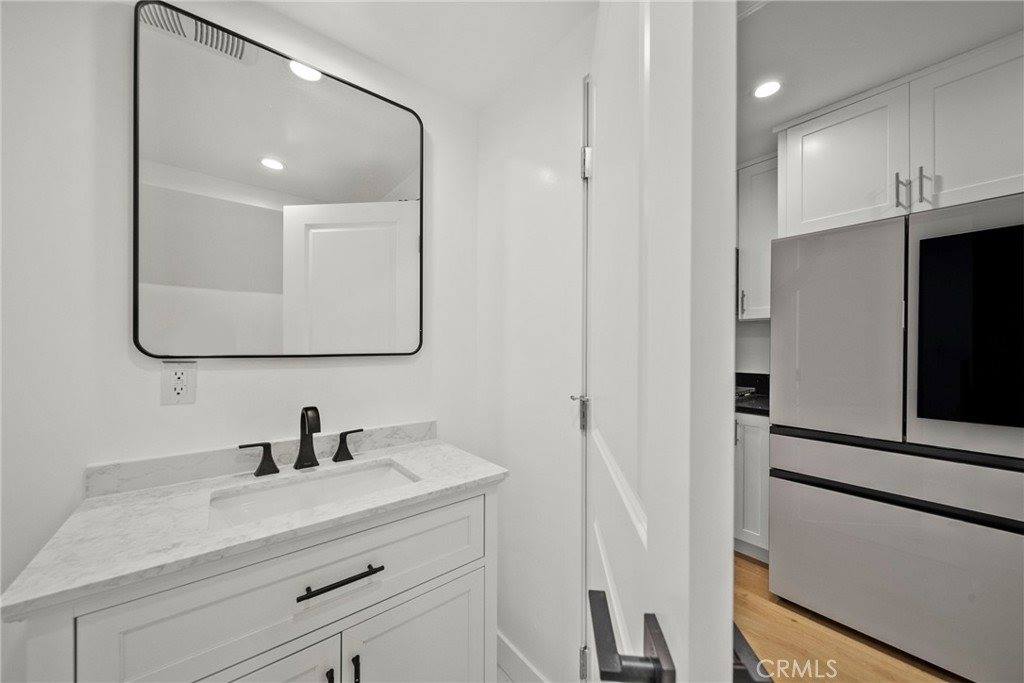 11488 Burbank Blvd, North Hollywood, CA 91601