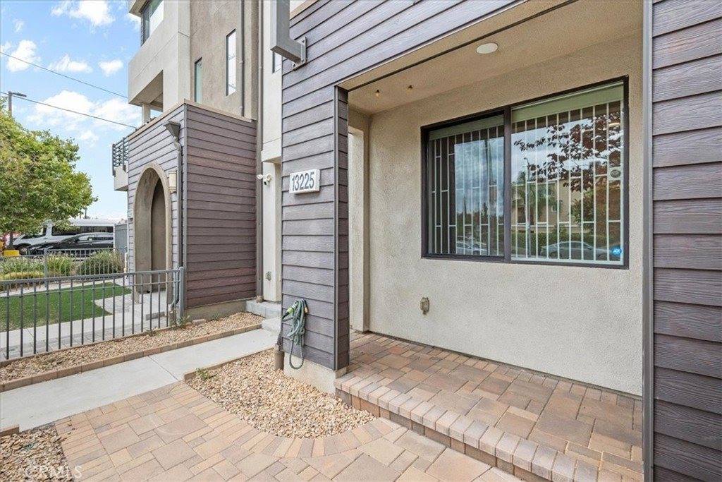 13225 Victory Blvd, Van Nuys, CA 91401