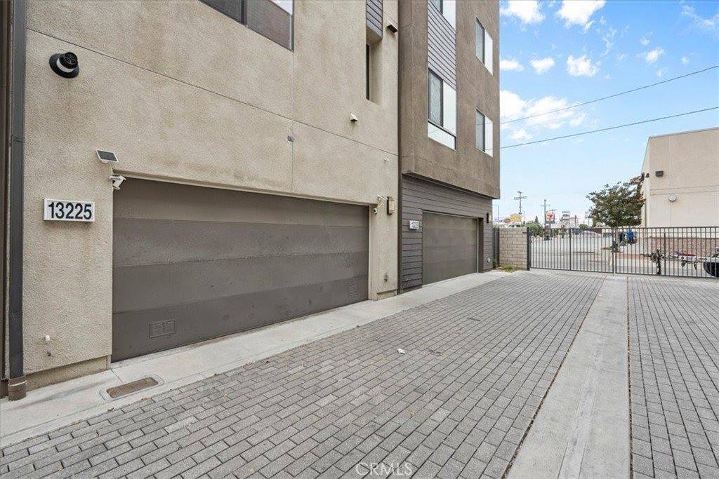 13225 Victory Blvd, Van Nuys, CA 91401