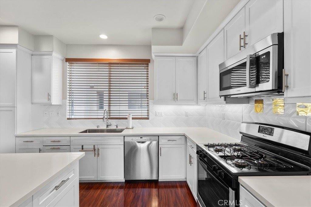 13225 Victory Blvd, Van Nuys, CA 91401